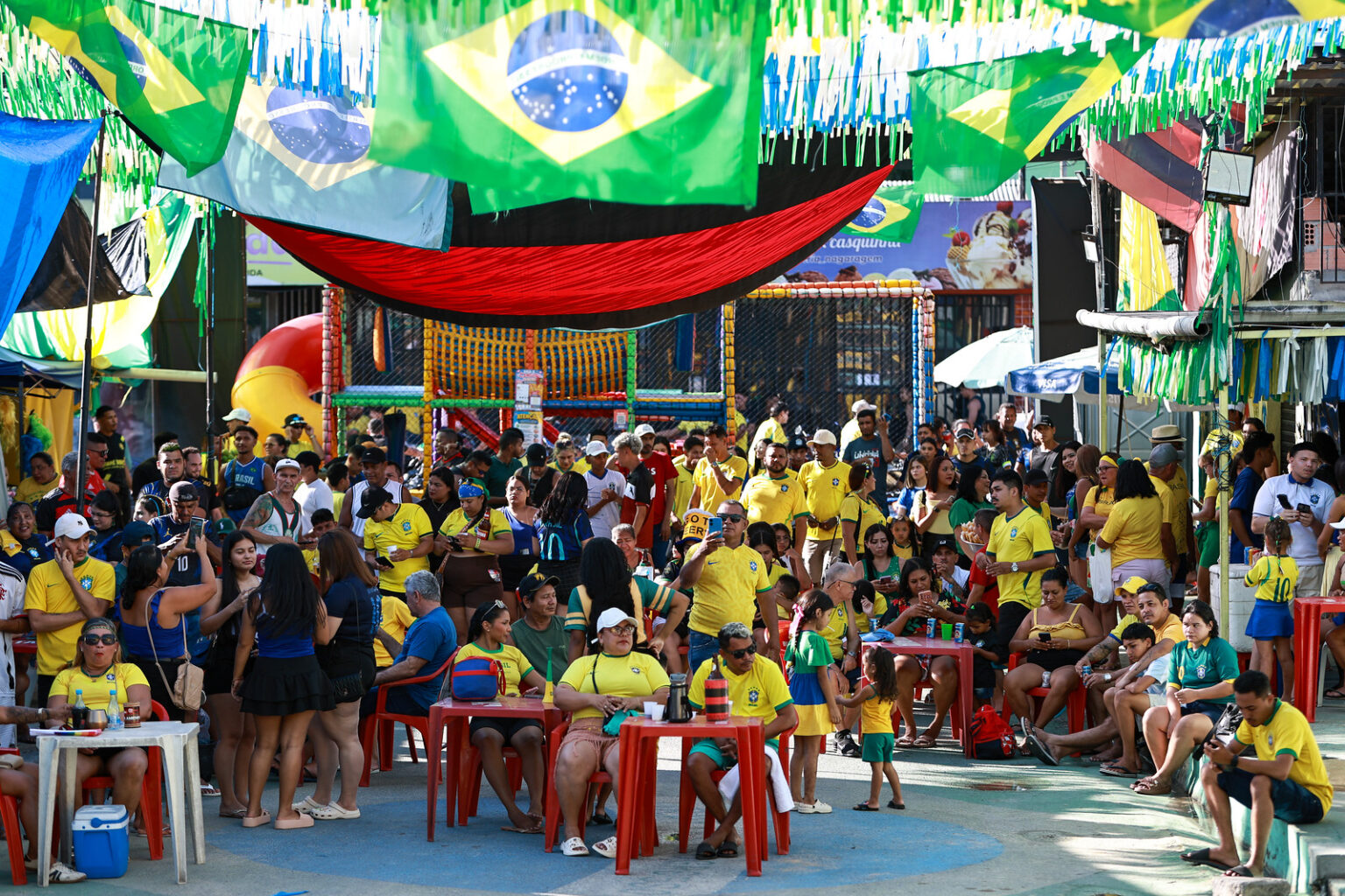 Prefeitura garante estrutura para transmissão de jogo nas ‘Ruas da Copa’ e reúne famílias durante partida que marcou a despedida do Brasil