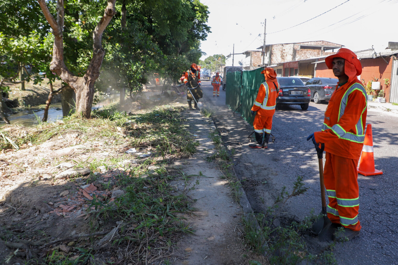 Prefeitura de Manaus intensifica ações de conservação e manutenção nas margens do igarapé do Passarinho
