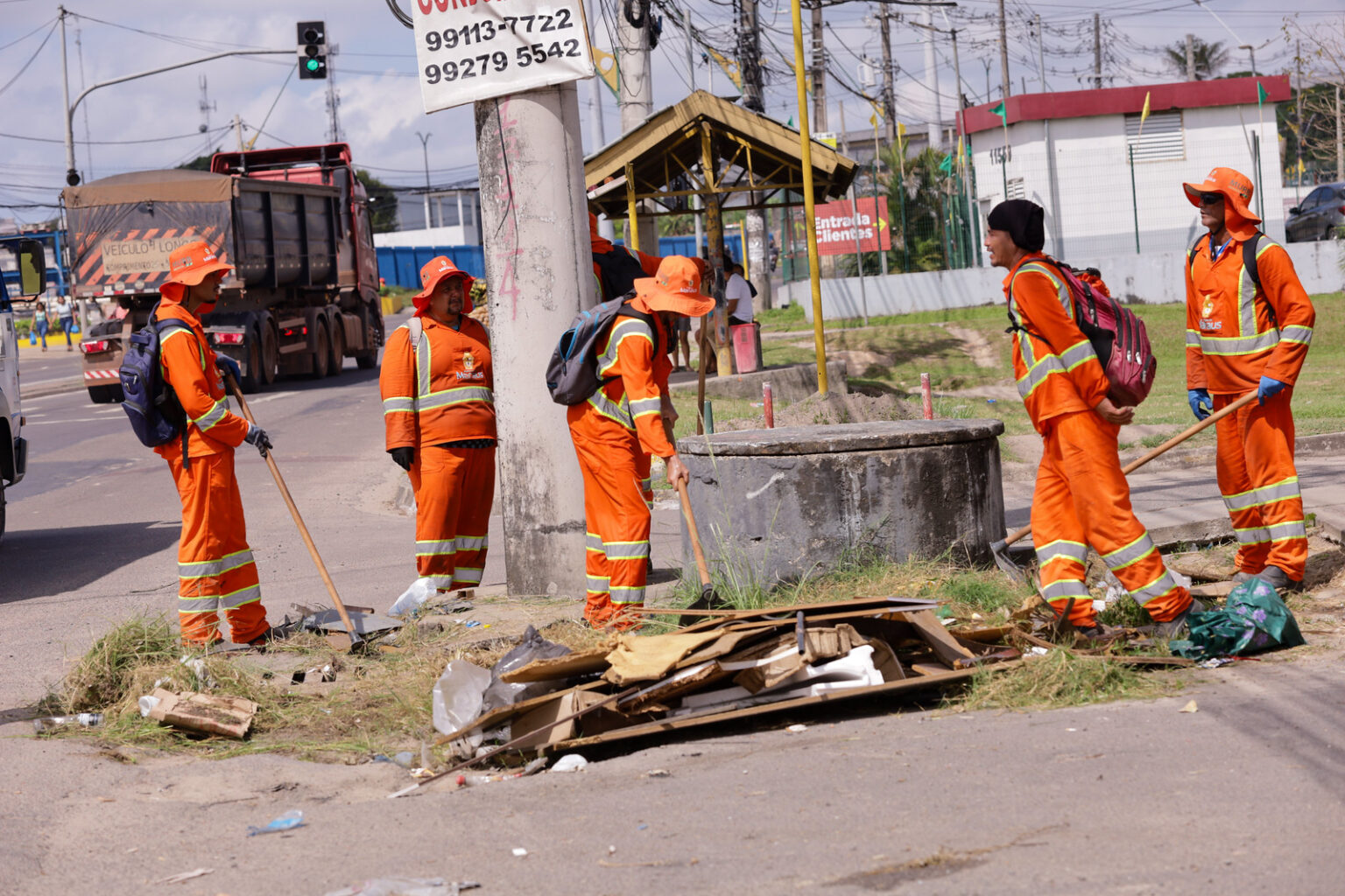 Prefeitura mobiliza 50 equipes da Semulsp e intensifica ações de limpeza e raspagem de canteiros em várias zonas de Manaus