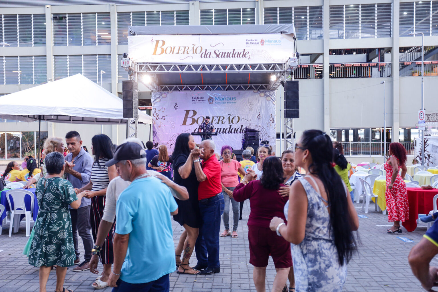 Prefeitura de Manaus reúne centenas de pessoas idosas em mais uma edição do ‘Bolerão da Saudade’ no mirante Lúcia Almeida