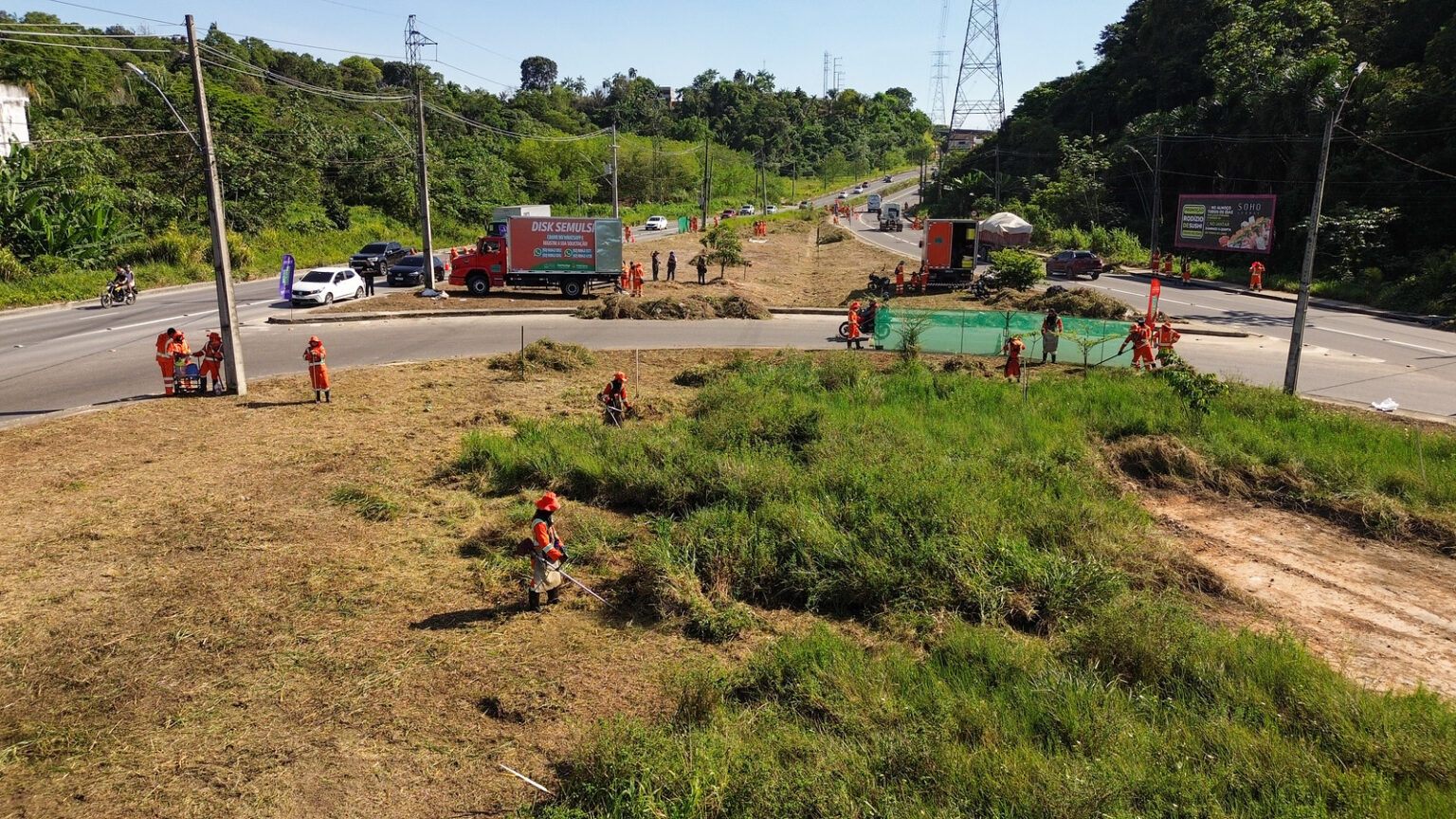 Prefeitura de Manaus intensifica mutirão de limpeza na avenida das Flores e melhora trafegabilidade para população