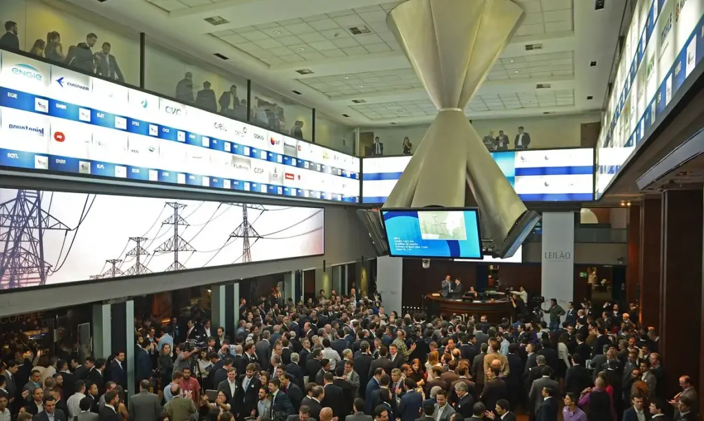 Ibovespa ultrapassa 174 mil pontos com apostas em corte da Selic; dólar cede