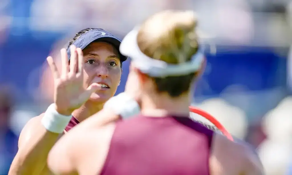 Luisa Stefani avança com força nas duplas em Wimbledon