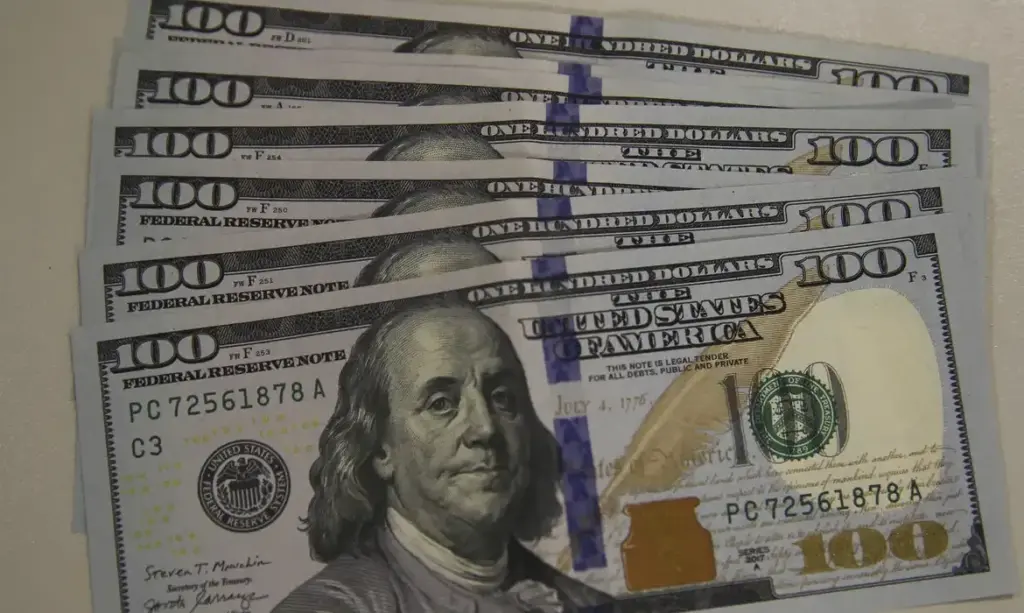 Dólar recua para R$ 5,13 em dia de cautela; bolsa brasileira perde força
