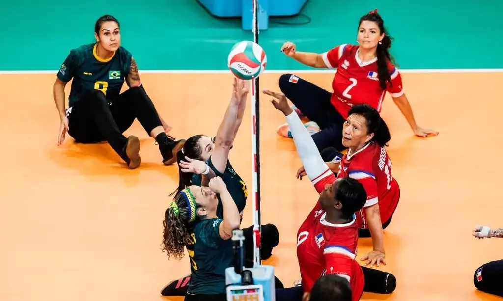 Vôlei sentado: Brasil busca o inédito título masculino e a defesa do bi feminino em oitavas de final