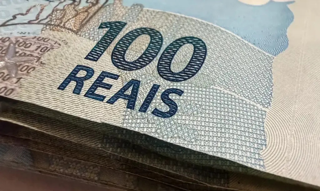 Dólar recua para R$ 5,07, menor patamar em um mês, impulsionado pelo petróleo e juros altos