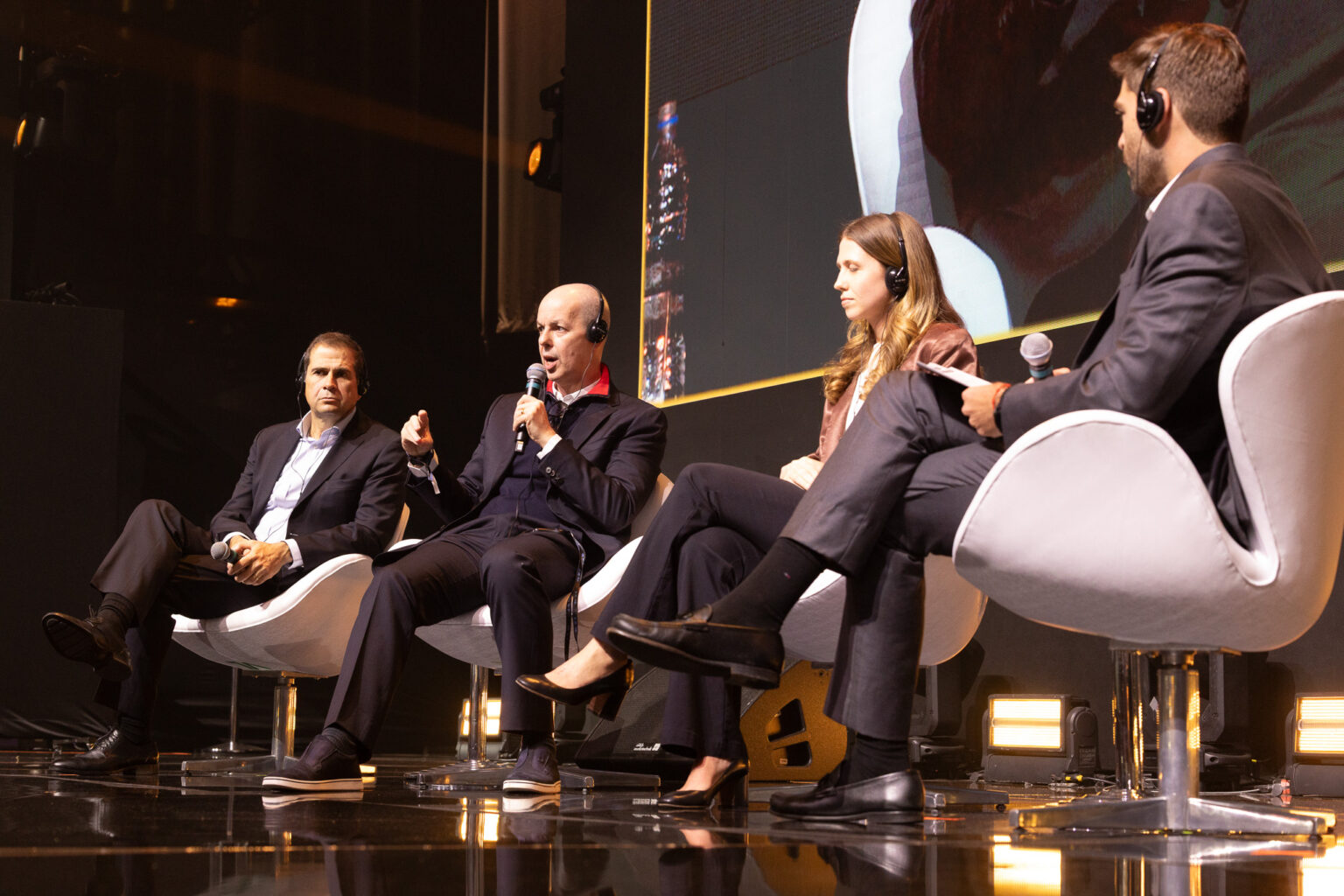 Investidor brasileiro deve manter ao menos 15% da carteira em ativos no exterior, diz CIO da XP