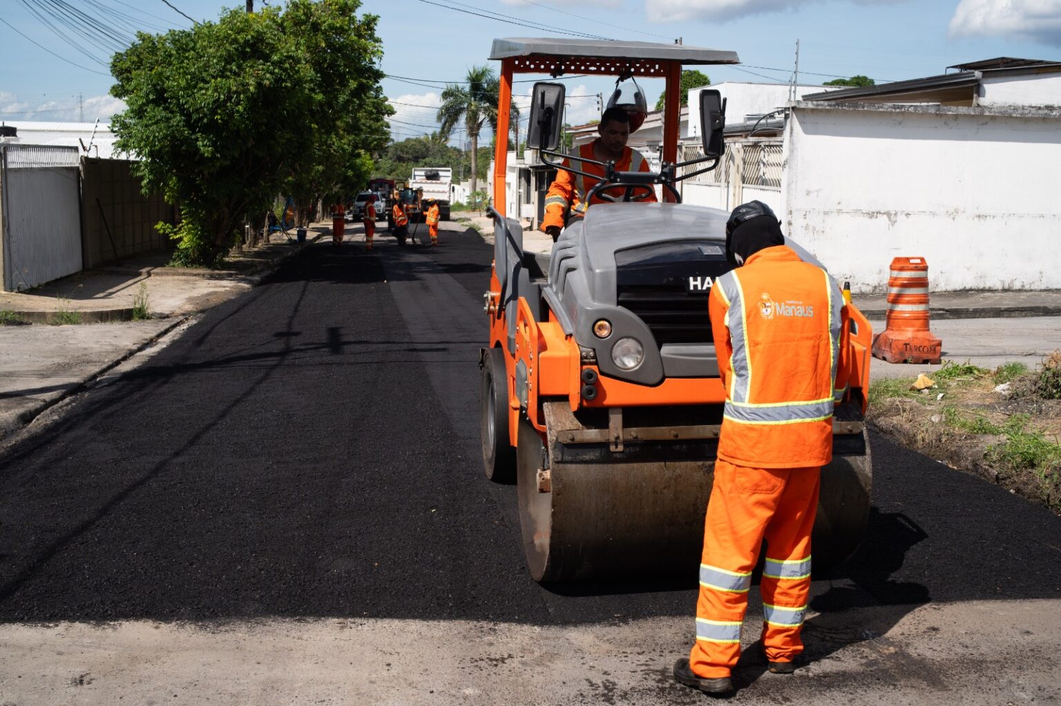 Prefeitura de Manaus leva manutenção asfáltica ao bairro Flores e garante mais segurança para motoristas e pedestres