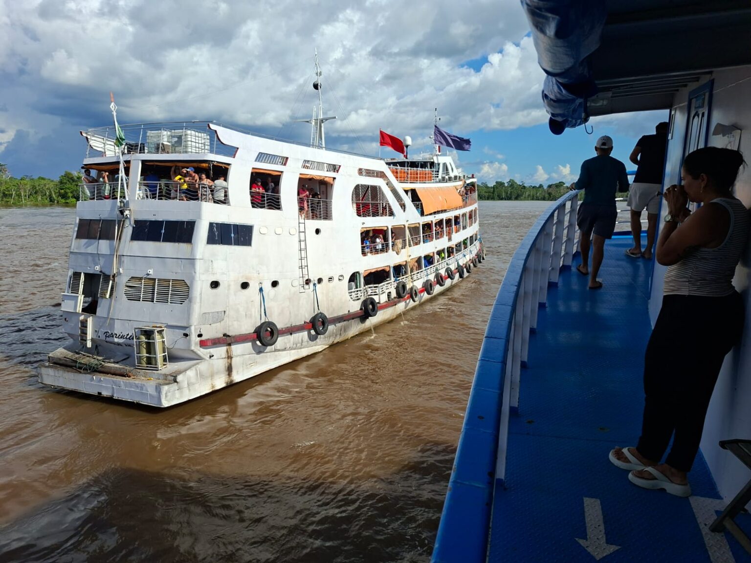 Solidariedade nas águas do Amazonas: navio reduz velocidade e retorna para ajudar embarcação com pane no leme