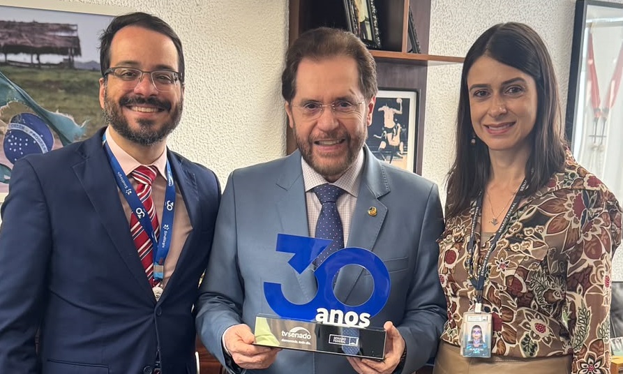 PLÍNIO VALÉRIO senador recebe a placa comemorativa dos 30 anos da televisão legislativa de alcance nacional no Brasil