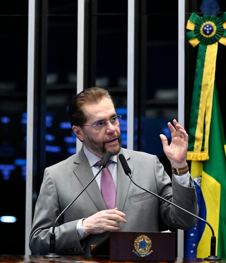 Plínio Valério valoriza legislativos municipais com recursos para reforma e construção de Câmaras de Vereadores