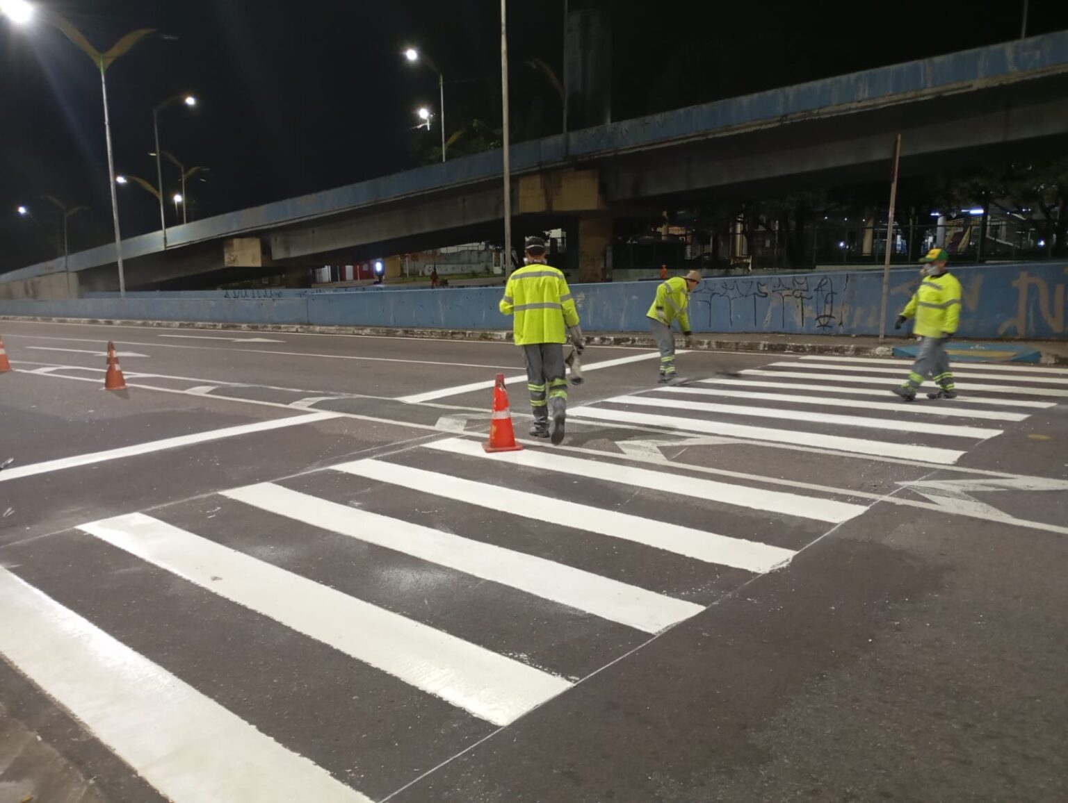 Bairro Zumbi recebe nova sinalização viária da Prefeitura de Manaus durante ações do programa ‘Manaus que a Gente Cuida’