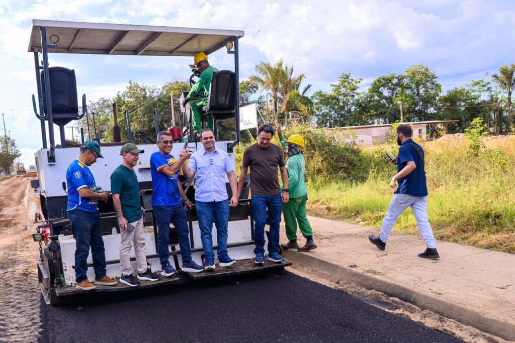 INTERIOR Governador Roberto Cidade fiscaliza obras de pavimentação em Manicoré